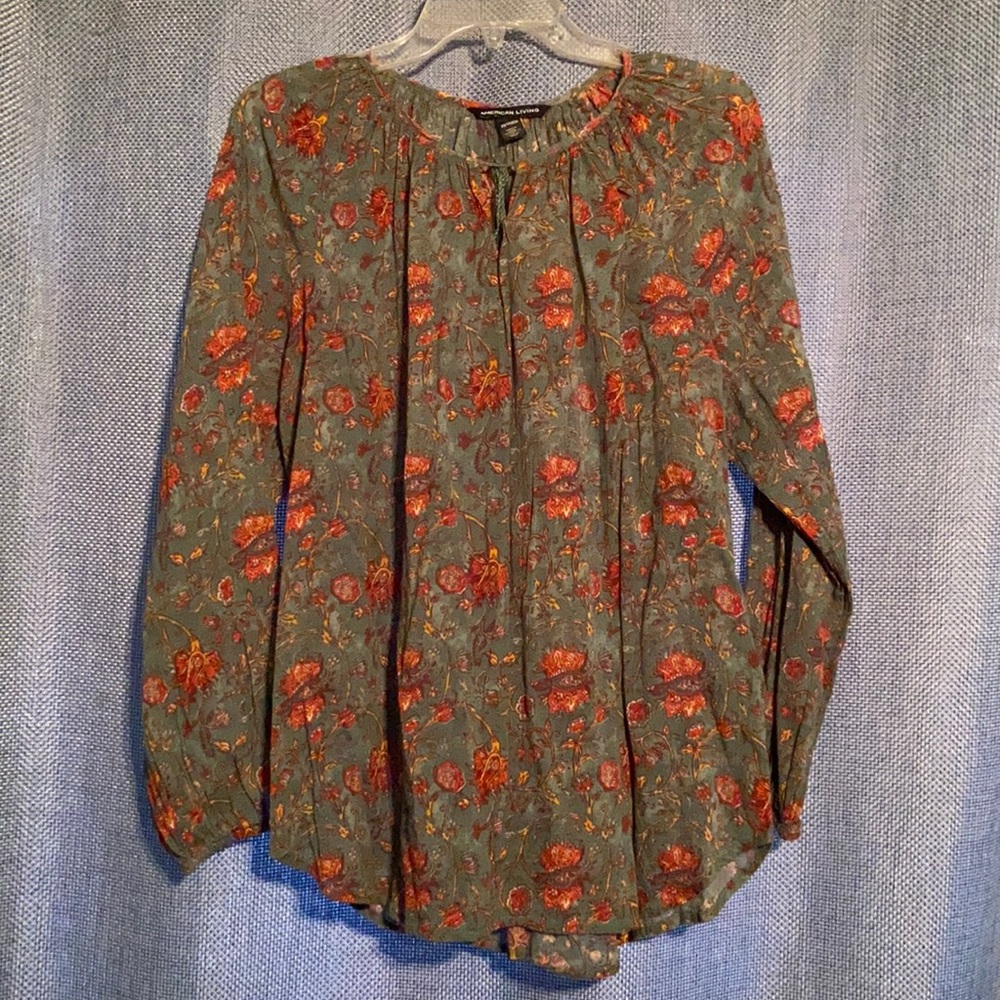 Comfy & pretty green floral blouse. 100% cotton. XSmall but fits like a medium.